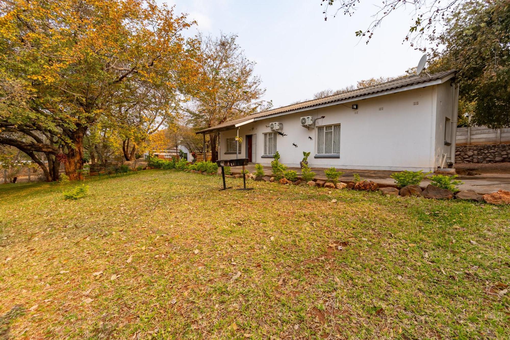 Wood Road Guest Lodge Victoria Falls Exterior photo